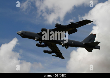 A B Stratofortress bombardiere pesante dell'U.S. Air Force decolla da Fairford Air Force Base, Regno Unito. Foto Stock