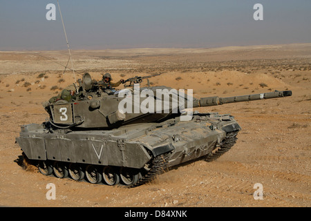 Un Israele Defense Force Magach 7 battaglia principale serbatoio durante un esercizio nel deserto del Negev, Israele. Foto Stock