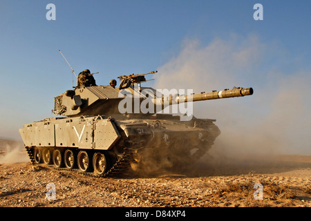 Un Israele Defense Force Magach 7 battaglia principale serbatoio durante un esercizio nel deserto del Negev, Israele. Foto Stock