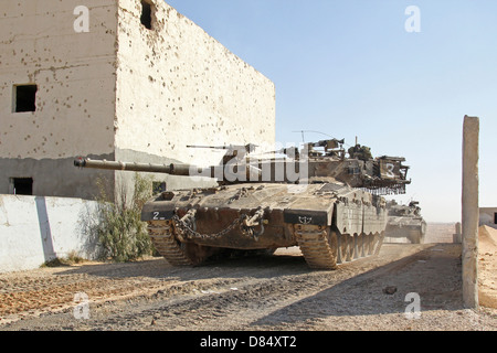 Un Israele Defense Force Merkava Mark II carro armato principale dimostra Urban Warfare tecniche. Foto Stock