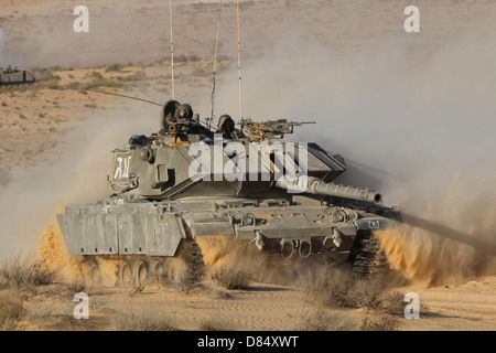 Un Israele Defense Force Magach 7 battaglia principale serbatoio durante un esercizio nel deserto del Negev, Israele. Foto Stock