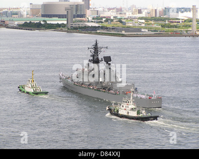 Il DDG-168 Tachikaze è un cacciatorpediniere missilistico guidato della forza di autodifesa marittima giapponese, lanciato nei primi anni '1980 La nave fa parte della classe Tachikaze ed è vista qui ormeggiata a Odaiba a Tokyo, in Giappone, un sito chiave per le attività navali. Foto Stock
