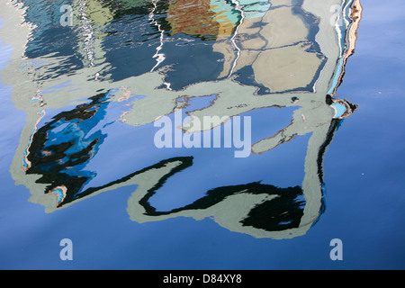 Le riflessioni di case galleggianti in Ijburg, Amsterdam, Olanda, costruito per combattere l'aumento delle inondazioni e di innalzamento del livello del mare. Foto Stock