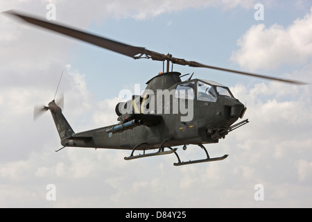 Un AH-1S Tzefa elicottero d'assalto della forza aerea israeliana scuola di volo oltre il deserto del Negev, Israele. Foto Stock