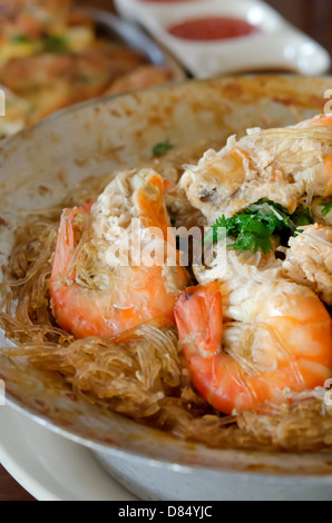 Close-up , gamberetti cotti con vermicelli , verdure e salsa di peperoni , stile asiatico cibo Foto Stock