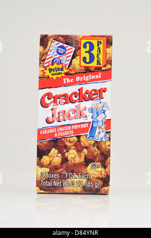 Scatola originale del Cracker Jacks su sfondo bianco ritaglio. Stati Uniti d'America Foto Stock