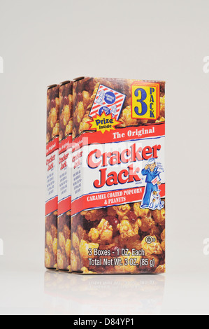 3 confezione di scatole di l'originale caramello rivestito di popcorn e arachidi scatola di Cracker Jacks su sfondo bianco ritaglio. Stati Uniti d'America Foto Stock