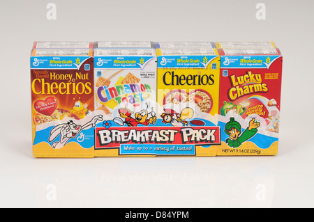 Pacchetto Colazione di scatole di General Mills cereali di cheerios portafortuna e cinnamon toast su sfondo bianco ritaglio. Stati Uniti d'America Foto Stock