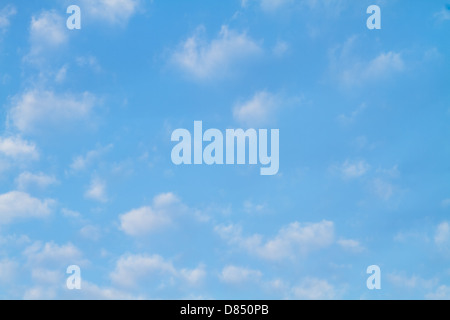 Puffy nuvole bianche contro un perfetto cielo blu. Foto Stock