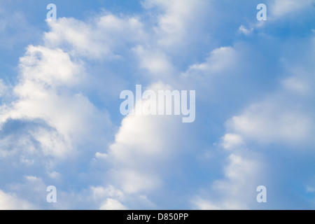 Puffy nuvole bianche contro un perfetto cielo blu. Foto Stock