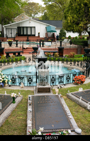 Una vista della tomba di Elvis Presley e dei suoi familiari a Graceland a Memphis, Tennessee Foto Stock