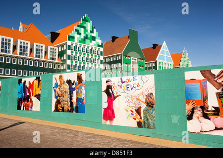 L'ultra trendy, stazione ferroviaria moderna in Zaanstadt, che è progettato per assomigliare alla casa tradizionale stile della zona, Foto Stock