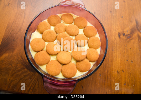 Budino di banana, fatti in casa in una casseruola. Realizzato con wafer alla vaniglia,budino alla vaniglia e fette di banana. Su un tavolo di legno. Oklahoma, Stati Uniti d'America. Foto Stock