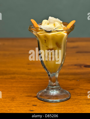 Budino di banana, fatti in casa. Realizzato con wafer alla vaniglia,budino alla vaniglia e fette di banana. Su un tavolo di legno. Oklahoma, Stati Uniti d'America. Foto Stock