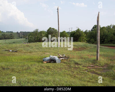 Oklahoma, Stati Uniti d'America. Il 19 maggio 2013. Oklahoma, Stati Uniti d'America. Il 19 maggio 2013. Forti tempeste nel centro di Oklahoma ha generato diversi tornado, compreso questo che ha causato ingenti danni a est di Edmond, Oklahoma. Credito: James Pratt / Alamy Live News Foto Stock