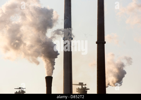 Le emissioni prodotte da un Tata Steel Works in Ijmuiden, Paesi Bassi. Foto Stock