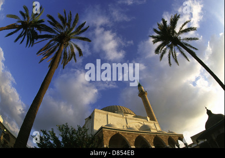 L'Al Jazzar Mosque noto anche come la Moschea Bianca, situato all interno delle mura della città vecchia di acri o Akko, chiamato dopo il bosniaco ottomano governatore Ahmad Pasha el-Jazzarin. Il nord di Israele Foto Stock