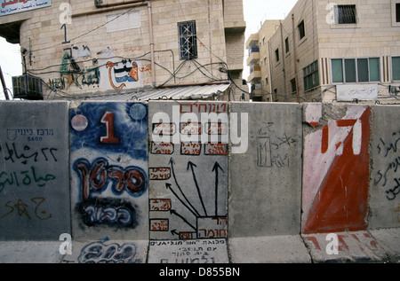 Disegno criptico su pannelli di pareti in cemento prefabbricato posti da Israele ad Abu Dis o Abu Deis una comunità palestinese che appartiene al governatorato palestinese di Gerusalemme a sud-est di Gerusalemme in Israele Foto Stock