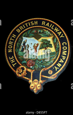 La North British Railway Company logo ritagliata su uno sfondo nero da una locomotiva in Riverside Museum di Glasgow Foto Stock