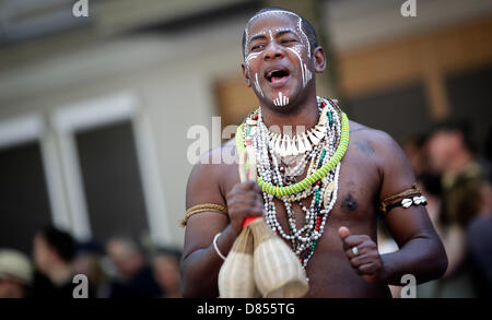 Berlino, Germania. Il 19 maggio 2013. Un ballerino africano partecipa al Carnevale annuale delle culture a Berlino, Germania, 19 maggio 2013. La colorata e rumorosa processione si muove attraverso il quartiere di Kreuzberg. Foto: Kay Nietfeld/dpa/Alamy Live News Foto Stock