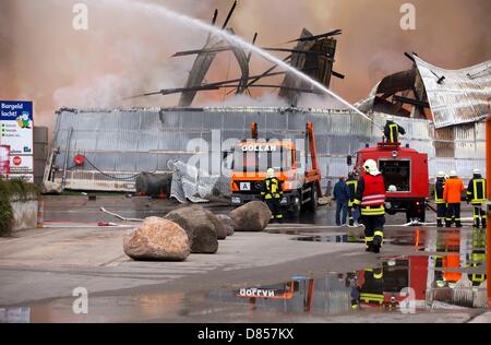 Gottesgabe, Germania, 19 maggio 2013. I vigili del fuoco e gli operatori di emergenza prova a mettere fuori un incendio presso una società di riciclaggio in Gottesgabe, Germania, 19 maggio 2013. Un edificio adibito allo stoccaggio e mucchi di rifiuti ha preso fuoco. Foto: Jens Buettner/dpa/Alamy Live News Foto Stock