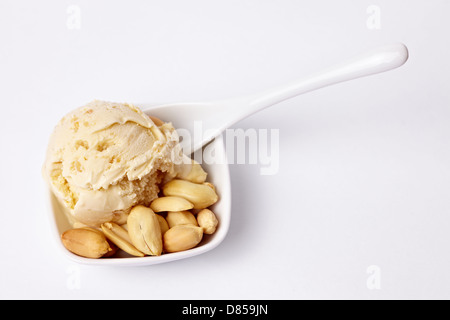 In casa burro di arachidi gelato con arachidi e un cucchiaio Foto Stock