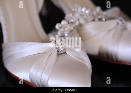 Le spose e le scarpe e la tiara prima del matrimonio Foto Stock