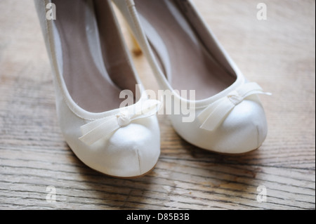 Spose scarpe bianco con fiocco Foto Stock