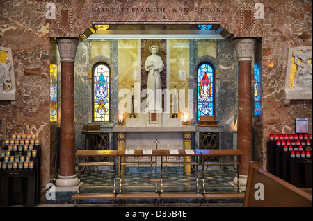 Altare delle Reliquie nella Basilica del Santuario Nazionale di Santa Elizabeth Ann Seton, Emmitsburg, Maryland, Stati Uniti d'America Foto Stock