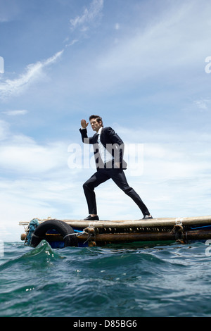 Imprenditore in posa sul dock. Foto Stock