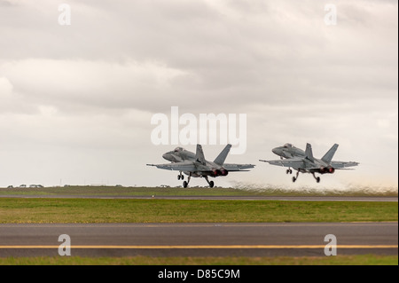 Due F/A-18 Hornet jet fighter passare attraverso i loro passi ad un air show in Australia. Foto Stock