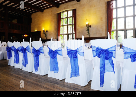 Blu e bianco sedia copre al ricevimento di nozze Foto Stock