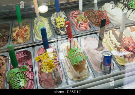 Una varietà di gusti di gelato all'interno di un negozio di RETHIMNO, CRETA Foto Stock