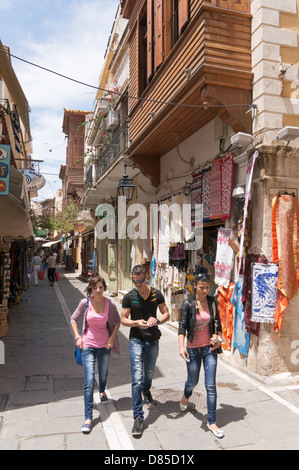 Tre giovani a piedi attraverso una stradina nel centro storico della città di RETHIMNO, CRETA Foto Stock