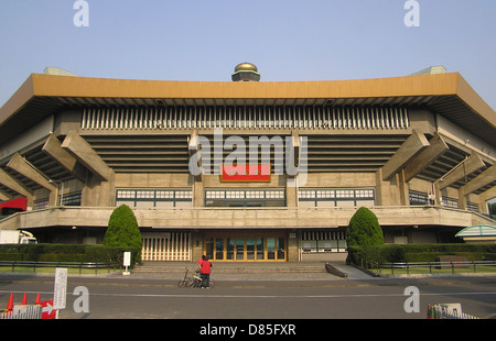 Il Nippon Budokan, situato a Kitanomaru, Chiyoda, Tokyo, è un luogo famoso per eventi di arti marziali e concerti. Originariamente costruito per le competizioni di judo alle Olimpiadi di Tokyo del 1964, è diventato da allora un simbolo della cultura giapponese e un luogo di esibizione versatile. Foto Stock