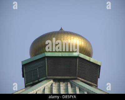 Il Nippon Budokan, situato nel Parco Kitanomaru a Chiyoda, Tokyo, è una famosa arena di arti marziali. E' anche un luogo popolare per concerti di musica ed eventi culturali, simboleggiando sia gli aspetti tradizionali che moderni della cultura giapponese. Foto Stock