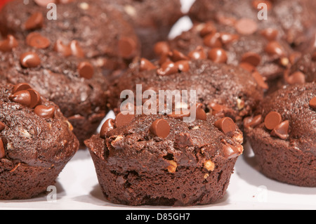 Vicino di casa fatta a doppio choc muffin su un vassoio Foto Stock