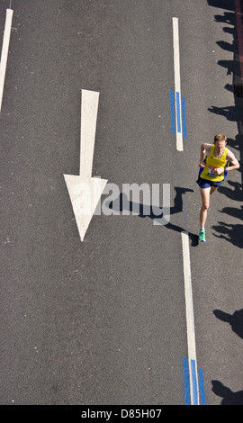 Atleta maschio velocità runner passato spettatore sagome 2013 maratona di Londra Victoria Embankment Londra Inghilterra Europa Foto Stock