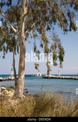 Vista della bocca di porto e la cappella a Georgioupoli, Creta, Grecia. Foto Stock