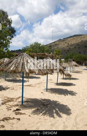 Ombrelloni in spiaggia Kalivaki Taverna, Georgioupoli, Creta, Grecia. Foto Stock