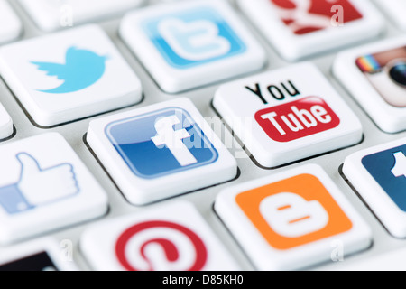 Un social media logotipo raccolta di ben noto social network del marchio posto sul moderno della tastiera del computer Foto Stock