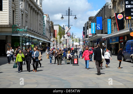 Gli amanti dello shopping in Northumberland Street a Newcastle Foto Stock