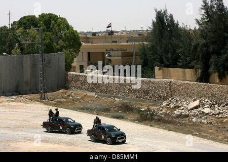 Maggio 20, 2013 - Rafah nella striscia di Gaza, Territori palestinesi - forze di sicurezza palestinesi pattugliano la zona di confine tra Gaza ed Egitto, nel sud della striscia di Gaza il 20 maggio 2013. Polizia egiziana adirato per il rapimento di sette colleghi dai banditi islamista mantenuto un incrocio nella Striscia di Gaza nuovamente chiusa per quattro giorni, la cordatura centinaia di palestinesi viaggiatori, testimoni di detto credito (Immagine: © Eyad Al Baba APA/images/ZUMAPRESS.com) Foto Stock