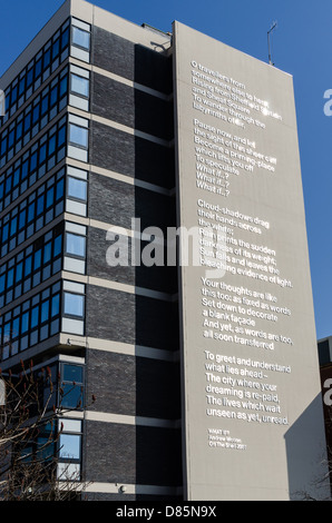 Parole che cosa se da Andrew Motion sul lato di un edificio a Sheffield Hallam University Foto Stock