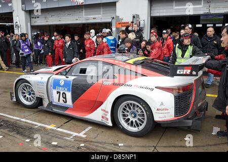 Presidente e amministratore delegato della casa automobilistica giapponese Toyota Motor Corporation, Akio Toyoda, inizia in una Toyota LFA durante la 24h gara al Nuerburgring vicino Nuerburg, Germania, 20 maggio 2013. Circa 180 squadre competere in gara. Foto: THOMAS FREY Foto Stock