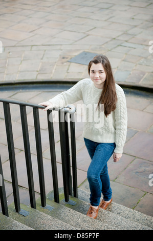 Ragazza adolescente arrampicata passi all'aperto. Foto Stock