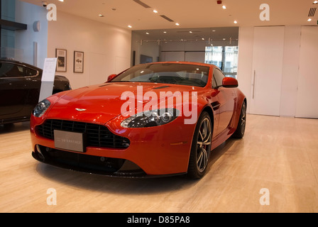 2013 Rosso Vulcano Aston Martin Vantage V8 Sport Coupe Sportscar Foto Stock