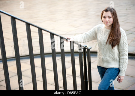 Ragazza adolescente arrampicata passi all'aperto. Foto Stock