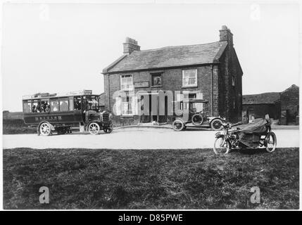 Il Buxton Bus arriva al Cat and Fiddle Pub Foto Stock