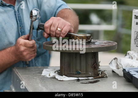 St.Johns acqua di fiume Management Division lavora su una slitta porta a la Burrell serratura e diga situata in Leesburg, Florida USA Foto Stock